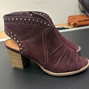 Sonoma faux suede wine open toe booties size 8.5 M